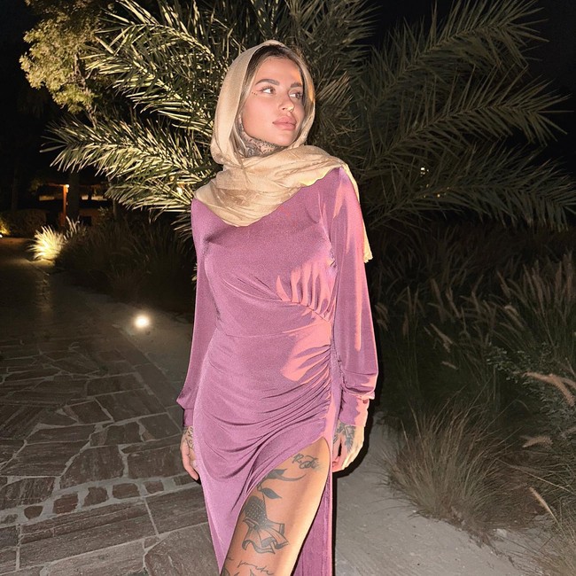 Prancis, Zoe Cristofoli, Pacar Theo HernandezZoe Cristofoli adalah selebgram dan model asal Italia. Zoe dan Hernandez diketahui sudah berkencan dua tahun belakangan. Penampilan cantiknya yang semakin mencolok karena penuh tato belakangan jadi sorotan.Foto: Instagram