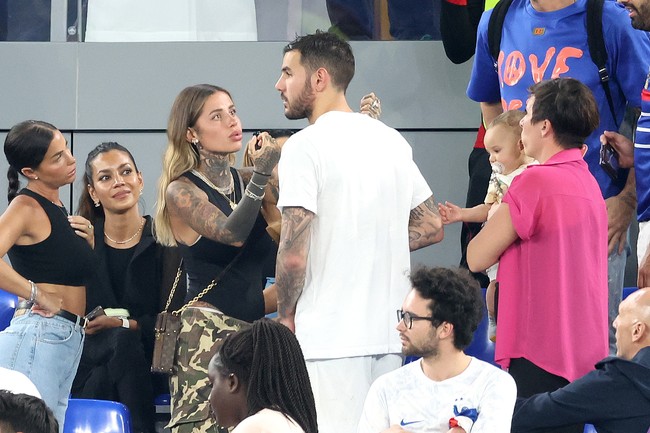 Pertandingan Piala Dunia Qatar 2022 dimeriahkan oleh kehadiran WAGs cantik. Salah satu yang tengah jadi sorotan adalah Zoe Cristofoli, pacar pemain Prancis, Theo Hernandez. Dalam laga Prancis melawan Denmark beberapa waktu lalu, penampilan Zoe mencuri atensi bahkan dari kejauhan karena tubuhnya penuh tato.Foto: Getty Images