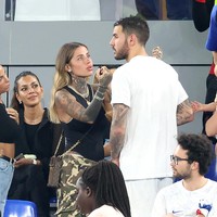 Pertandingan Piala Dunia Qatar 2022 dimeriahkan oleh kehadiran WAGs cantik. Salah satu yang tengah jadi sorotan adalah Zoe Cristofoli, pacar pemain Prancis, Theo Hernandez. Dalam laga Prancis melawan Denmark beberapa waktu lalu, penampilan Zoe mencuri atensi bahkan dari kejauhan karena tubuhnya penuh tato.Foto: Getty Images