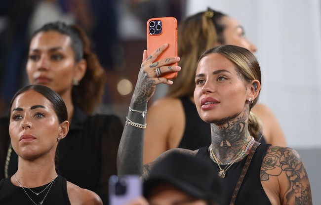 Potret mesra keduanya baru-baru ini menjadi sorotan. Dalam berbagai foto terlihat bahwa Hernandez hampir selalu menemui Zoe di kursi penonton.Foto: Getty Images