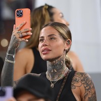 Potret mesra keduanya baru-baru ini menjadi sorotan. Dalam berbagai foto terlihat bahwa Hernandez hampir selalu menemui Zoe di kursi penonton.Foto: Getty Images