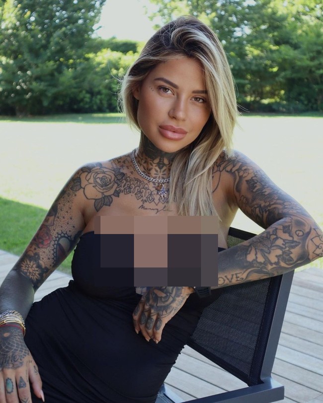 Mengenai tato di tubuhnya, dilaporkan Bild bahwa Zoe sudah menggambar tubuhnya sejak berusia 15 tahun. Dilihat dari berbagai postingan, hampir semua bagian tubuh wanita tersebut dihiasi tato, termasuk leher, perut, lengan, paha, dan kaki.Foto: Instagram Zoe Cristofoli