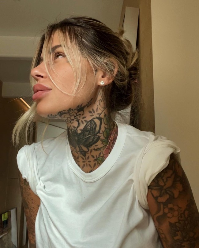 Saat foto-foto jadi viral, sosok Zoe kembali jadi perbincangan. Dilansir Soccer Souls, sebelum jadi terkenal Zoe disebut pernah menjalani berbagai pekerjaan. Ia disebut sempat menjadi pengasuh, pelayan restoran, bahkan mekanik motor. Foto: Instagram Zoe Cristofoli