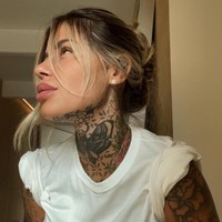 Saat foto-foto jadi viral, sosok Zoe kembali jadi perbincangan. Dilansir Soccer Souls, sebelum jadi terkenal Zoe disebut pernah menjalani berbagai pekerjaan. Ia disebut sempat menjadi pengasuh, pelayan restoran, bahkan mekanik motor. Foto: Instagram Zoe Cristofoli