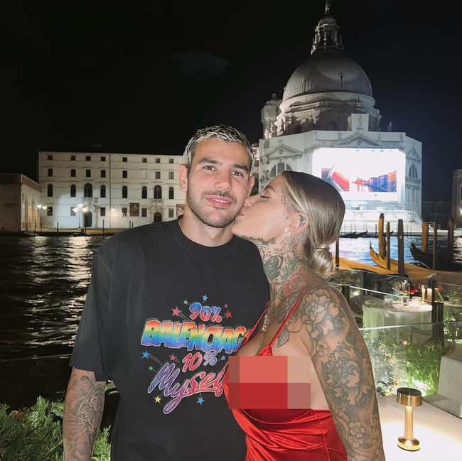 Hubungan Zoe dan Theo Hernandez bermula dari dikenalkan oleh seorang teman. Dikatakan jika Hernandez tertarik sejak awal kepada Zoe karena penampilannya yang sangat unik. Pasangan ini sudah memiliki seorang anak lelaki yang sampai saat ini penampilannya dirahasiakan di media sosial.Foto: Instagram Zoe Cristofoli