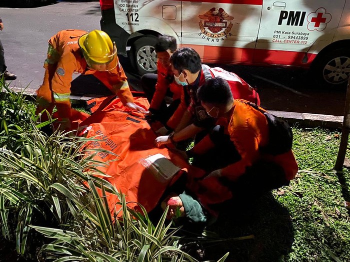1 Orang Tewas Usai Honda Jazz Tabrak Pohon di Surabaya, Sopir Diduga Mabuk