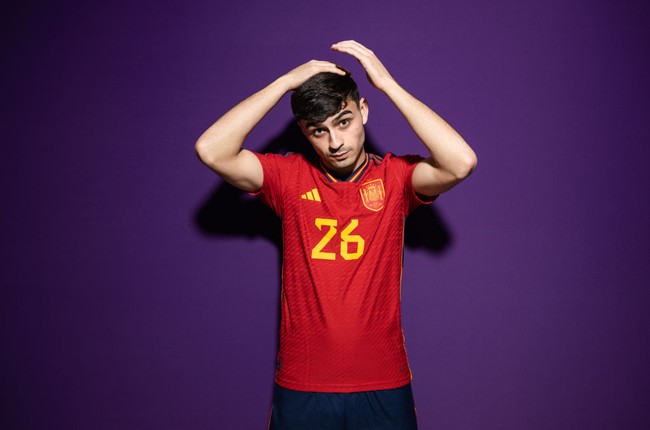 Pemain tim Spanyol memang bertabur pria tampan. Selain Gavi, ada juga Pedri alias Pedro Gonzalez Lopez yang kelahiran 25 November 2002. Sama seperti Gavi, posisinya juga sebagai gelandang tengah. Pemain dari klub Barcelona ini bisa kamu cek galeri fotonya di akun Instagram @pedri yang memiliki follower 8,5 juta. (Oliver Hardt/Getty Images)