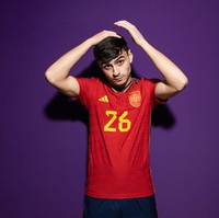 Pemain tim Spanyol memang bertabur pria tampan. Selain Gavi, ada juga Pedri alias Pedro Gonzalez Lopez yang kelahiran 25 November 2002. Sama seperti Gavi, posisinya juga sebagai gelandang tengah. Pemain dari klub Barcelona ini bisa kamu cek galeri fotonya di akun Instagram @pedri yang memiliki follower 8,5 juta. (Oliver Hardt/Getty Images)