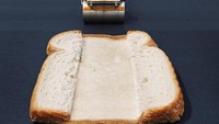 Lihat nih foto roti tawar yang dilewati oleh mesin multimoda. Jika dilihat sekilas Anda pasti tidak akan menyadari adanya garis pembatas dari dua foto diatas! Foto: Instagram @combophoto
