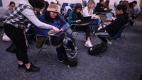 Terlihat para maba duduk di kelas, berkelompok, berdiskusi untuk membuat sebuah proyek. Tampak mereka duduk di kursi kuliah, dengan laptop masing-masing di depannya. (Foto: Denver Post via Getty Images/Hyoung Chang)