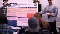 Caleb Quiroz (18), di kanan, menjelaskan tentang proyek kelompoknya saat kelas University 101 pada Kamis (1/12/2022) kemarin. (Foto: Denver Post via Getty Images/Hyoung Chang)