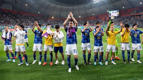 DOHA, QATAR - DECEMBER 01: Japan players celebrate on the final whistle during the FIFA World Cup Qatar 2022 Group E match between Japan and Spain at Khalifa International Stadium on December 01, 2022 in Doha, Qatar. (Photo by Alex Livesey - Danehouse/Getty Images)