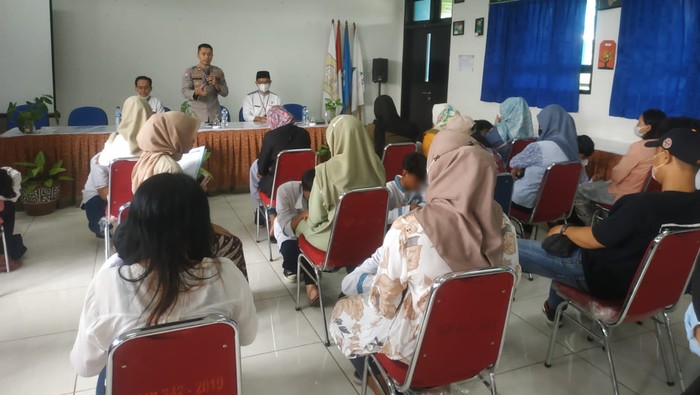 15 pelajar tawuran di Lenteng Agung, Jaksel, dihukum sujud di kaki orang tua.