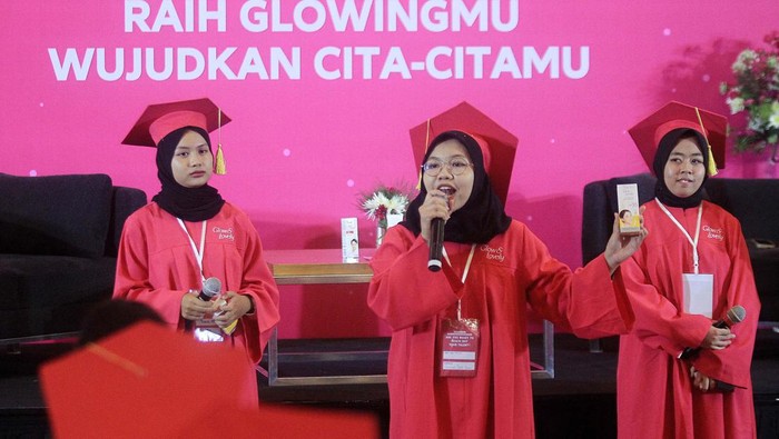 Sebanyak 60 perempuan Indonesia mendapat beasiswa di perguruan tinggi. Mereka merupakan pemenang Glow & Lovely Bintang Beasiswa 2022.