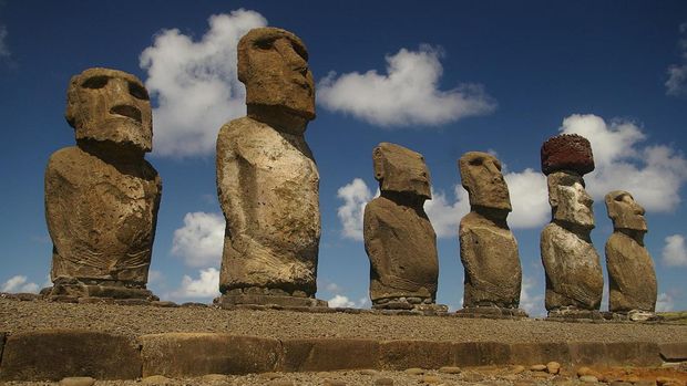 Ahu Tongariki dengan patung kepala batu Moai di Pulau Paskah.