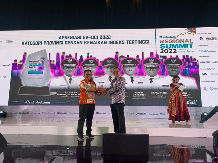 Akmal Malik Dapat Penghargaan dari Katadata