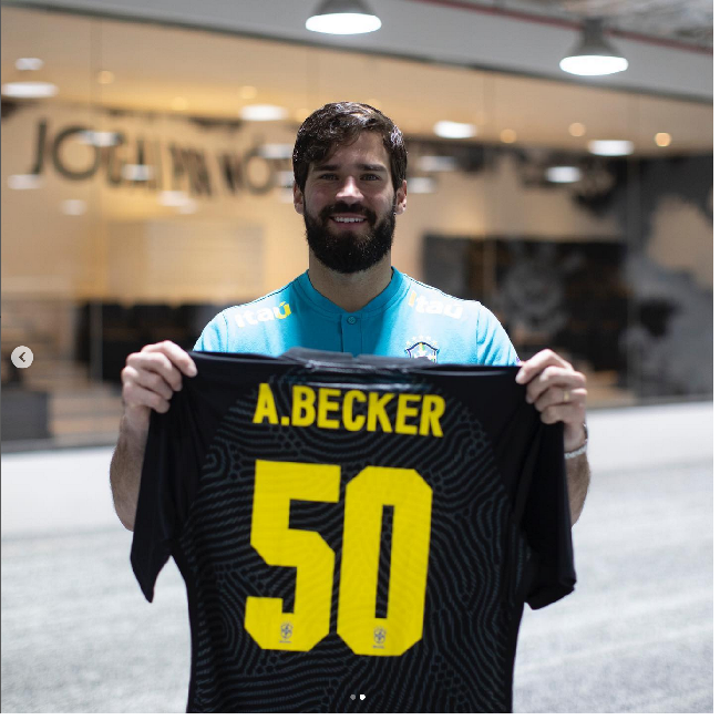 Alisson Becker merupakan kiper Liverpool yang memperkuat tim nasional Brazil di Piala Dunia 2022. Becker termasuk kiper berprestasi. Dia pernah menjadi kiper terbaik FIFA pada 2019. Dan timnya saat ini Brazil dijagokan menang Piala Dunia Qatar 2022. Foto: Dok. Instagram