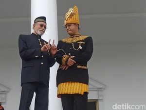 Kenakan Baju Adat Aceh, Anies Keliling Istana Wali Nanggroe