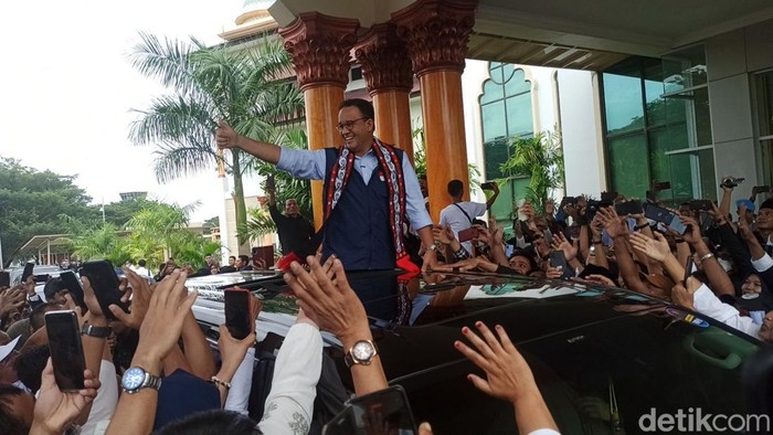 Anies Baswedan saat menyapa pendukungnya di Aceh. (Agus Setyadi/detikSumut)