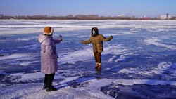 Bak Ice Skating, Sungai Songhua China Jadi Buruan Swafoto
