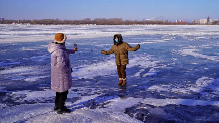 Bak Ice Skating, Sungai Songhua China Jadi Buruan Swafoto Para Warga Sungai Songhua adalah salah satu sungai utama di China yang mengalir sepanjang 1897 KM di provinsi Heilongjiang. Sungai ini dapat membeku saat musim dingin tiba.