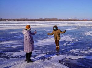 Bak Ice Skating, Sungai Songhua China Jadi Buruan Swafoto