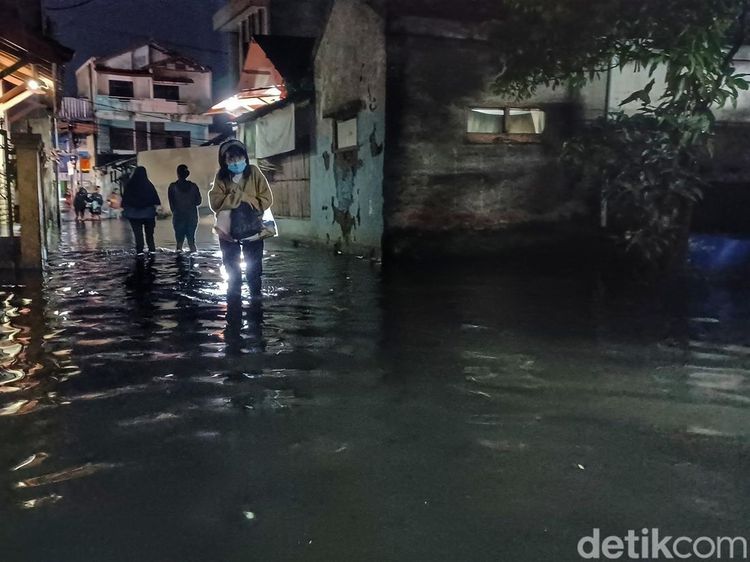 Potret Banjir yang Genangi Jalan Kopo Sayati Bandung