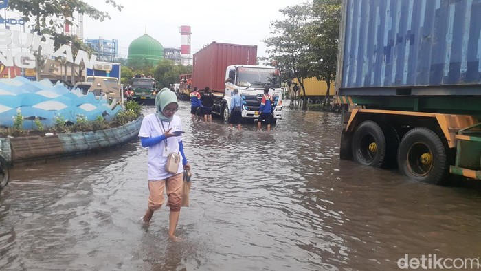 Banjir rob di Pelabuhan Tanjung Emas, Kota Semarang, Jumat (2/12/2022) pukul 08.45 WIB.