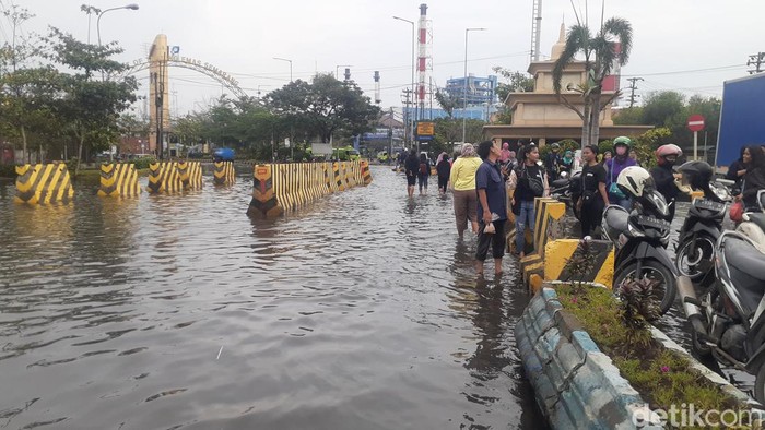 Banjir rob di Pelabuhan Tanjung Emas, Kota Semarang, Jumat (2/12/2022) pukul 08.45 WIB.