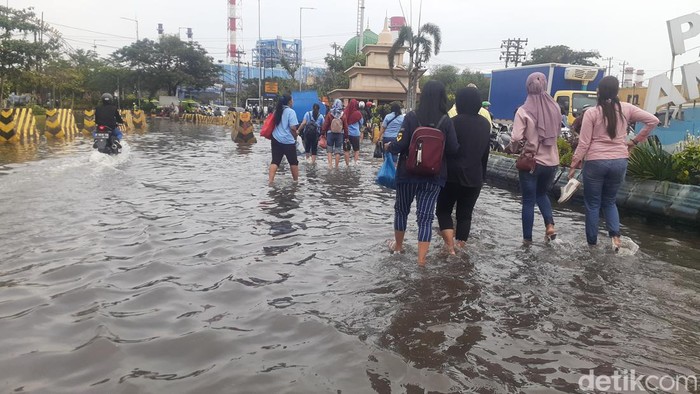 Banjir rob di Pelabuhan Tanjung Emas, Kota Semarang, Jumat (2/12/2022) pukul 08.45 WIB.