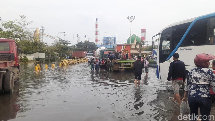 Banjir rob di Pelabuhan Tanjung Mas Semarang, Jumat (2/12/2022).