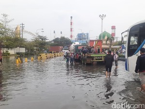 Banjir Rob Terjang Pelabuhan Tanjung Emas Semarang