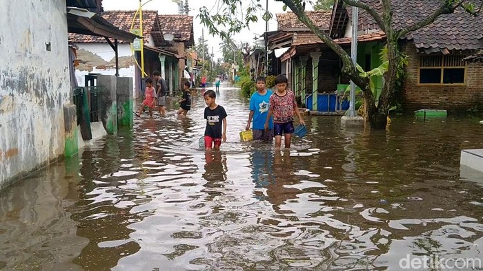 Banjir rob menggenangi delapan desa di Kabupaten Pekalongan, Jateng, Jumat (2/12/2022).