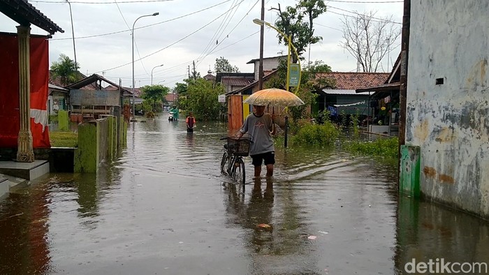 Banjir rob menggenangi delapan desa di Kabupaten Pekalongan, Jateng, Jumat (2/12/2022).