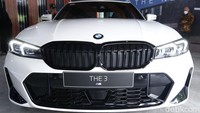 BMW Seri 3 mengalami cukup banyak perubahan di bagian eksterior atau bodi. Misalnya, pada bagian wajah, kendaraan itu ditanamkan headlamp pipih dengan desain L shape yang sudah menggunakan fitur adaptive LED berwarna biru, sementara gril kidney khas pabrikan dibuat lebih prominen dengan bar ganda.