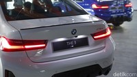 Mundur ke belakang, BMW Seri 3 terbaru mendapat sejumlah penyempurnaan, misalnya lampu rem yang dibuat lebih tipis, bumper yang desainnya lebih tegas, dan diffuser yang lebih melebar.
