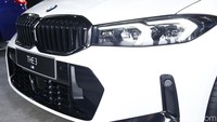 Seluruh varian BMW Seri 3 terbari sama-sama menggunakan mesin 1.998 cc empat silinder segaris dengan twin turbo. Namun, keduanya punya output tenaga dan torsi yang berbeda.