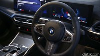 Konsumen yang berminat dengan BMW Seri 3 terbaru sudah bisa memesannya mulai sekarang. Sementara soal harga, varian 320i M Sport dibanderol Rp 927 juta dan varian 330i M Sport Pro mencapai Rp 1,02 miliar.