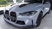 Selain seri terbaru BMW Seri 3, BMW Indonesia juga membawa BMW M4 CSL. Sebagai bagian dari perayaan hari jadinya yang ke-50, BMW M GmbH hadirkan kendaraan edisi khusus berdasarkan model performa tinggi yang sukses di segmennya yaitu BMW M4 CSL.