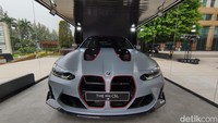 BMW M4 CSL menggunakan mesin yang mampu menghasilkan tenaga 550 dk dan torsi puncak 650 Nm. Di atas kertas, tenaga yang disemburkan 40 dk lebih besar dibandingkan M4 versi regular. Spesifikasi tersebut disalurkan ke roda belakang melalui transmisi otomatis. Foto: Septian Farhan Nurhuda / detik.com