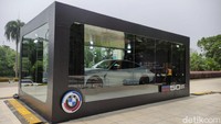 Kendaraan itu menggunakan material khusus berbobot ringan, seperti panel plastik dengan serat karbon dan bahan titanium. BMW mengklaim, kendaraan itu lebih ringan 108,8 kilogram dibandingkan M4 versi regular. Foto: Septian Farhan Nurhuda / detik.com