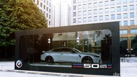 BMW M4 CSL dihadirkan untuk merayakan hari jadi M-series yang ke-50 tahun. Kendaraan tersebut merupakan varian M4 tercepat dan terkuat di dunia. Bahkan saat dites di Sirkuit Nurburgring, M4 CSL bisa melaju dari nol ke 100 kpj hanya dengan waktu 3,7 detik. Foto: Septian Farhan Nurhuda / detik.com