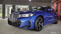 BMW Seri 3 terbaru varian 320i M Sport dijual Rp 927 juta, sementara varian 330i M Sport Pro dibanderol Rp 1,02 miliar, off the road. Nominal tersebut naik sedikit atau sekira Rp 20 jutaan dibandingkan versi sebelumnya.Foto: Septian Farhan Nurhuda / detik.com