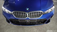 BMW Seri 3 mengalami cukup banyak perubahan di bagian eksterior atau bodi. Misalnya, pada bagian wajah, kendaraan itu ditanamkan headlamp atau lampu utama dengan desain yang lebih sipit dan kekinian, sementara gril kidney khas pabrikan dibuat lebih prominen dengan bar ganda. Foto: Septian Farhan Nurhuda / detik.com