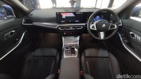 Di bagian dalam, kesan high-tech di tubuh BMW Seri 3 terbaru terasa sangat kuat. Sebab, pabrikan menanamkan layar besar di dasbor yang disebut BMW Curve Display. Layar dengan ukuran 12,3 inchi tersebut dirancang seolah menyatu dengan panel instrumen di sebelahnya.Di balik itu, sistem operasi iDrive terbaru sudah dipakai. New BMW Seri-3 baru kini menggunakan iDrive dengan OS 8.Foto: Septian Farhan Nurhuda / detik.com