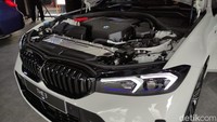BMW Seri 3 terbaru dengan varian 320i M Sport menggunakan mesin 1.998 cc bersilinder empat dengan muntahan tenaga 184 hp dan torsi puncak 250 Nm.BMW 330i juga sama-sama menggunakan mesin 1.998 cc empat silinder segaris. Namun tenaga yang dihasilkan lebih besar, yakni 258 hp. Sedangkan torsinya mencapai 400 Nm.Foto: Septian Farhan Nurhuda / detik.com