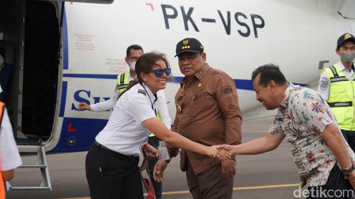 Bupati Bone Andi Fahsar Padjalangi (tengah) di Bandara Arung Palakka.