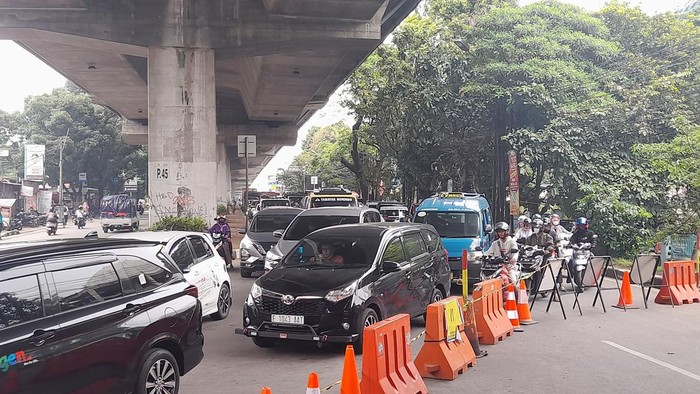 Contraflow diterapkan di area lubang seperti sumur di Jl Sholeh Iskandar (Sholis) di Jakarta.
