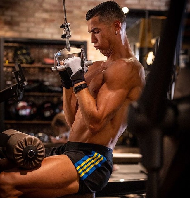 Inilah potret Cristiano Ronaldo tanpa kaos. Pesepak bola yang baru-baru ini resmi berpisah dari Manchester United itu membuktikan bahwa dirinya tidak memiliki tato.Foto: dok. Instagram/@cristiano