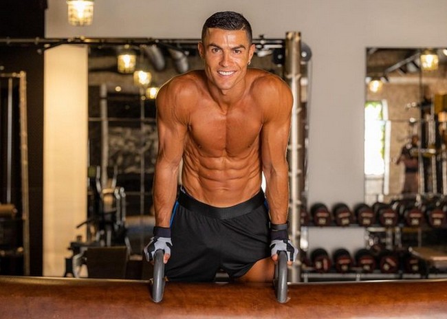 Diketahui bahwa orang yang membuat tato dibutuhkan waktu empat bulan untuk bisa donor darah lagi. Sementara, Cristiano Ronaldo rutin melakukan donor darah lebih dari 10 tahun terakhir ini. Foto: dok. Instagram/@cristiano